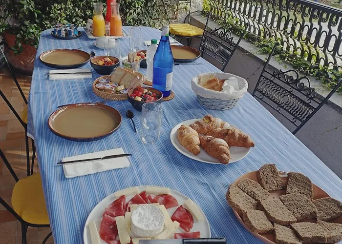 Chez Queen - *